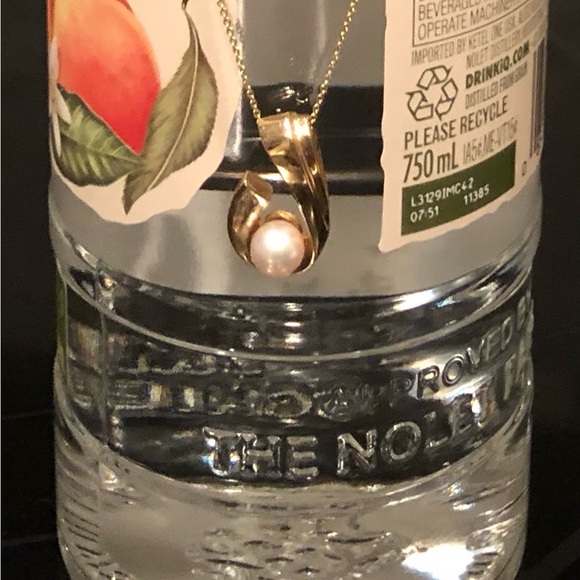 Beautiful gold, pearl, and diamond necklace pendant wearable on various chains. - Picture 3 of 9